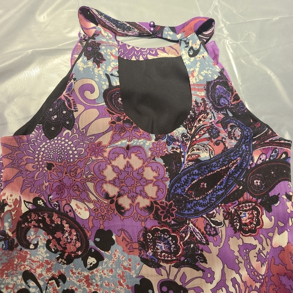 Beautiful Eci ruffle blouse.  Size 6. - Picture 2 of 5